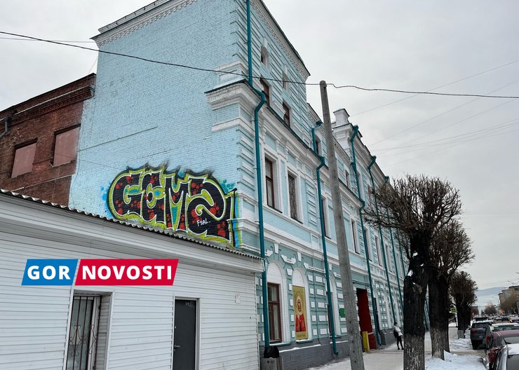 В центре Красноярска вандал нарисовал граффити на здании аграрного университета