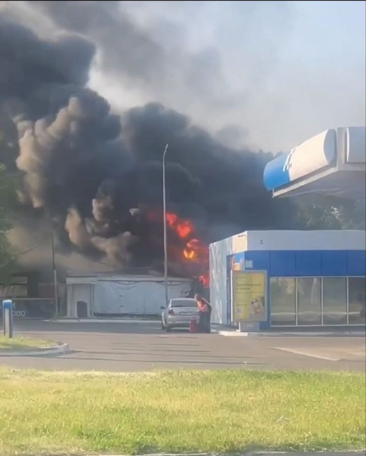 В Красноярске рядом с заправкой горит здание выкупа автомобилей