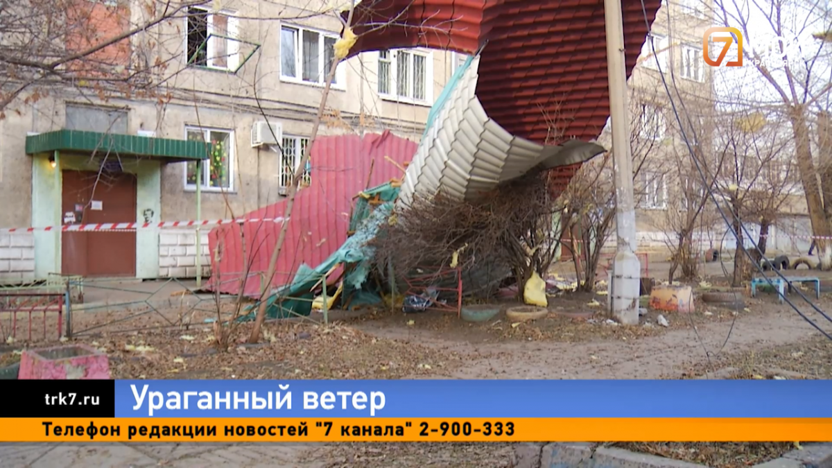 Показываем последствия урагана в Красноярске: ветер валил деревья и крыши домов
