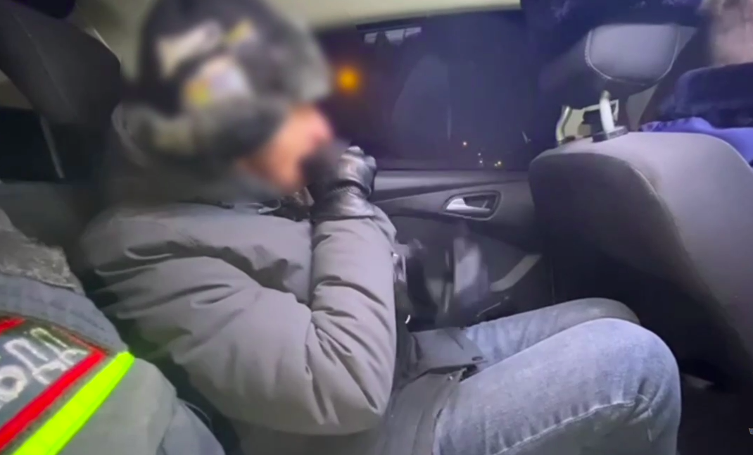 У пьяного водителя без прав в Красноярском крае нашли сверток с наркотиками