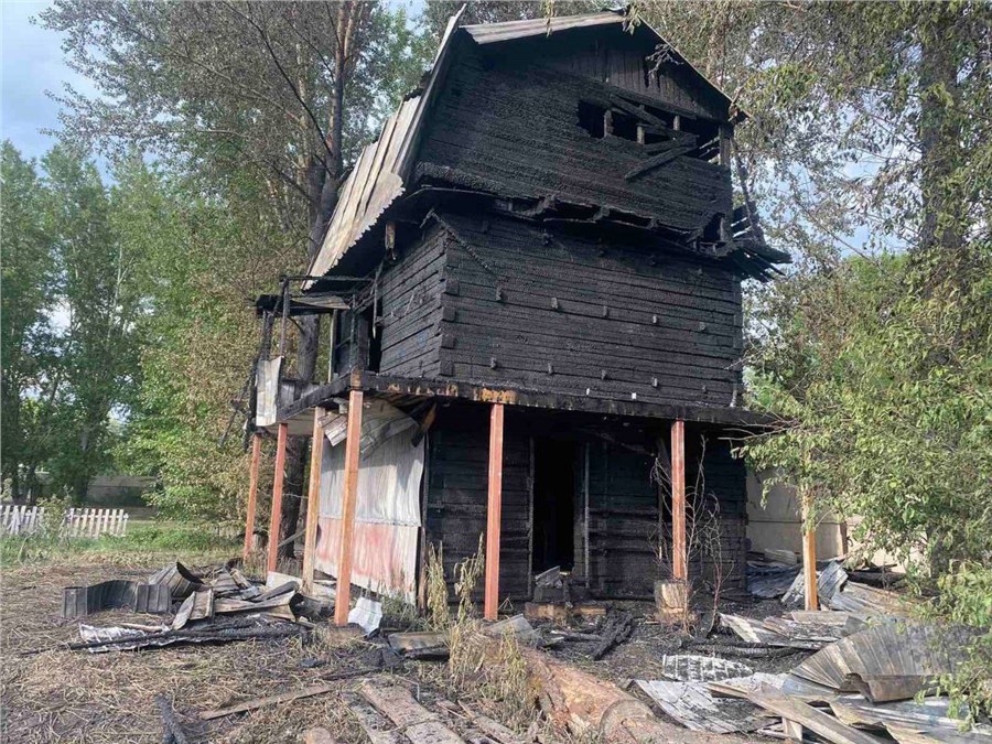Из-за поджога тополиного пуха в Ачинске сгорело двухэтажное здание