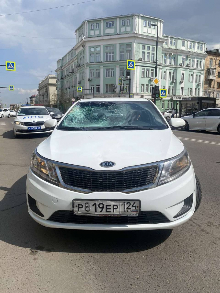 В центре Красноярска водитель сбил 86-летнего пенсионера, а после проехался по нему 18+