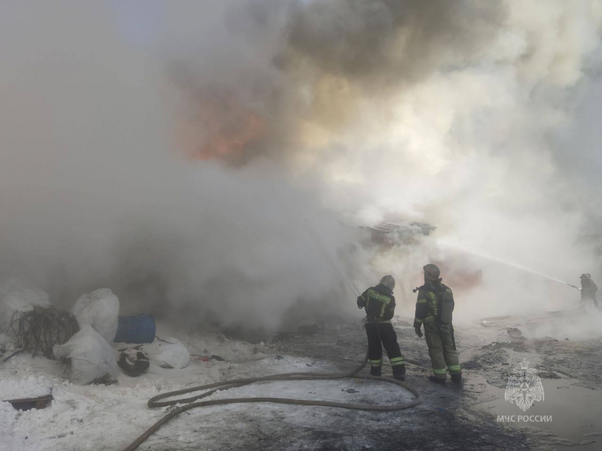 В Норильске пожар полностью уничтожил склад на Вальковском шоссе