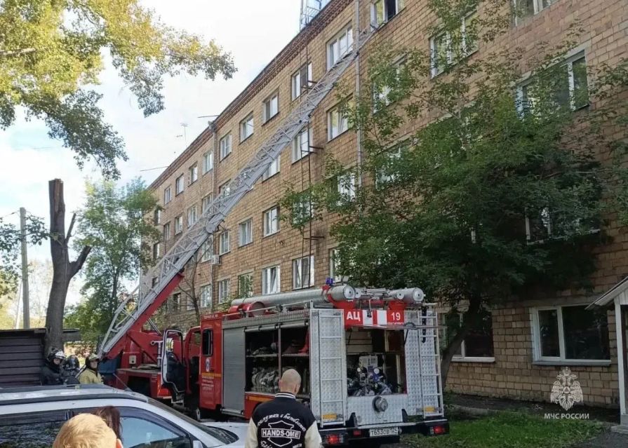 В Красноярске пожарные спасли 4 детей и 10 взрослых из горящей пятиэтажки
