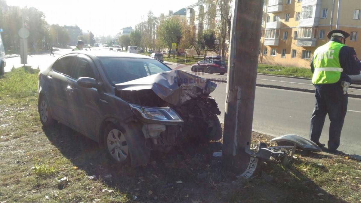 В Красноярске мать с ребенком на автомобиле врезалась в столб — Новости  Красноярска на 7 канале