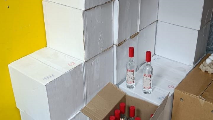 Почти тысячу бутылок «паленой» водки нашли в магазине Красноярска