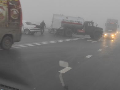 В Красноярском крае в тумане две легковушки столкнулись с газовозом. Фото: МВД