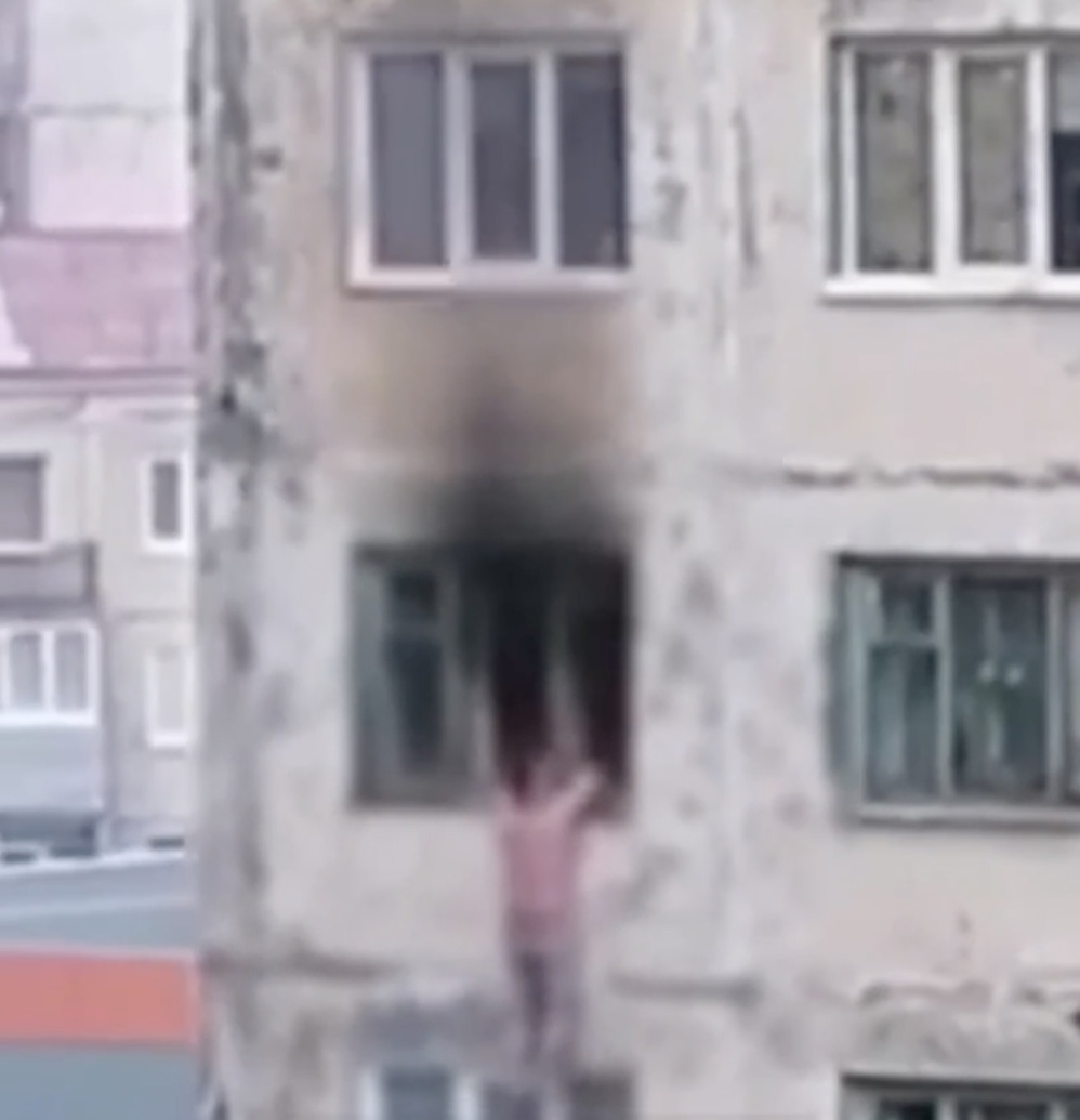 Норильчанин сорвался с балкона многоэтажки во время пожара 18+