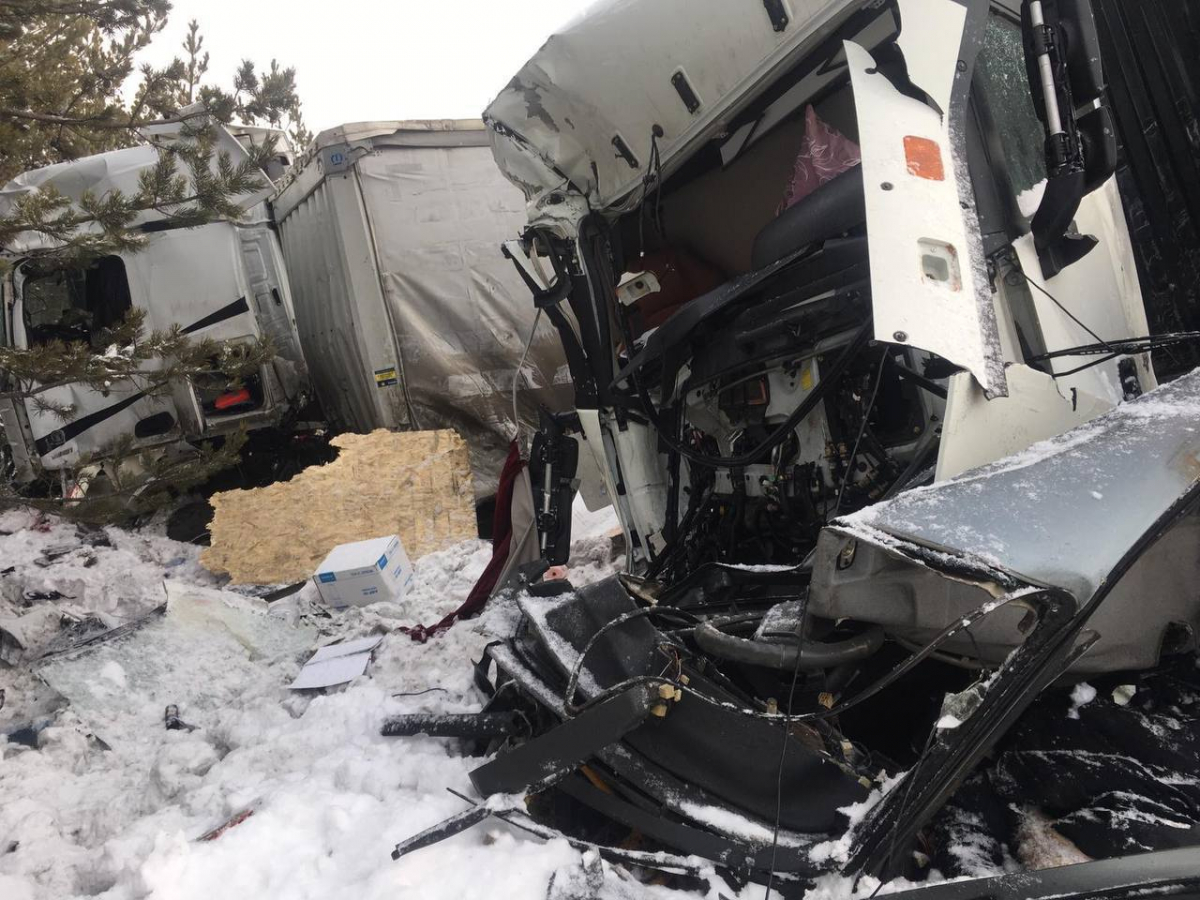 В Красноярском крае легковушку раздавило в ДТП: она столкнулась с двумя грузовиками