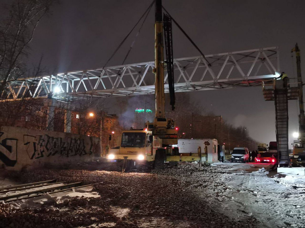 На Семафорной в Красноярске установили второй пролет пешеходного моста 