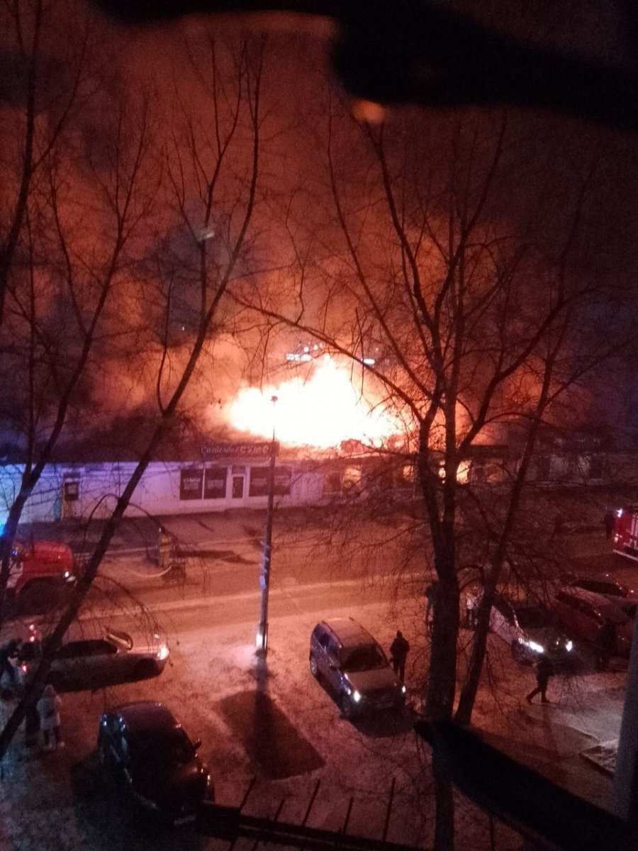 В Минусинске сегодня ночью сгорело шестнадцать торговых павильонов 