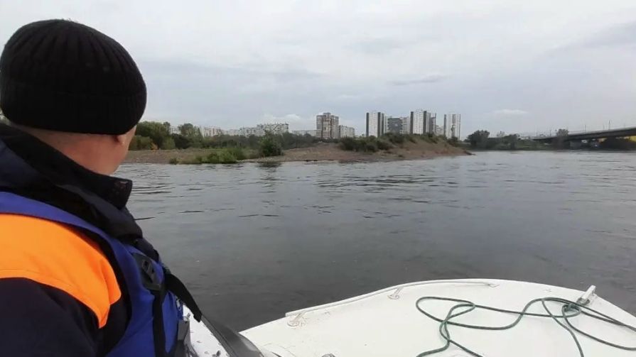 В Красноярске ищут юношу упавшего в Енисей на центральной набережной
