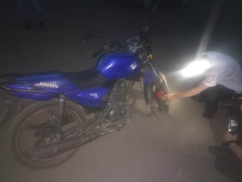 В Красноярском крае 15-летний пьяный подросток упал с мотоцикла прямо на дороге