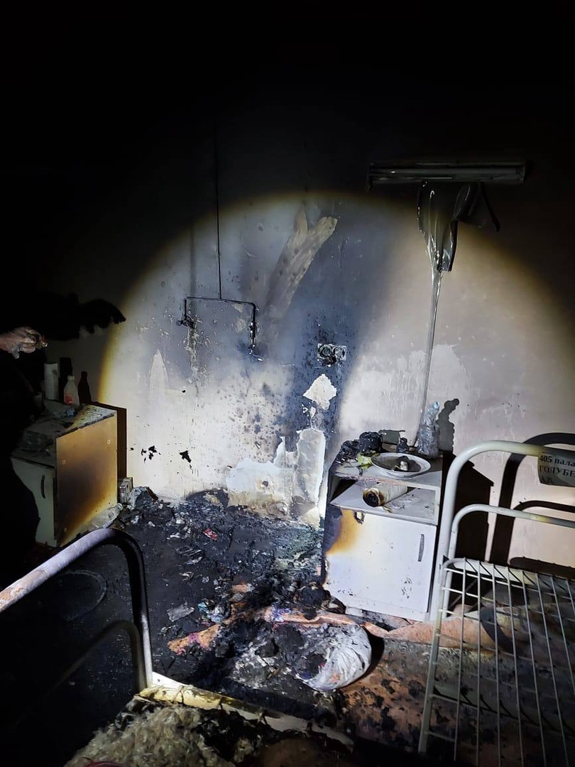 Пожар в 20-й больнице Красноярска начался из-за возгорания личных вещей пациента. Видео
