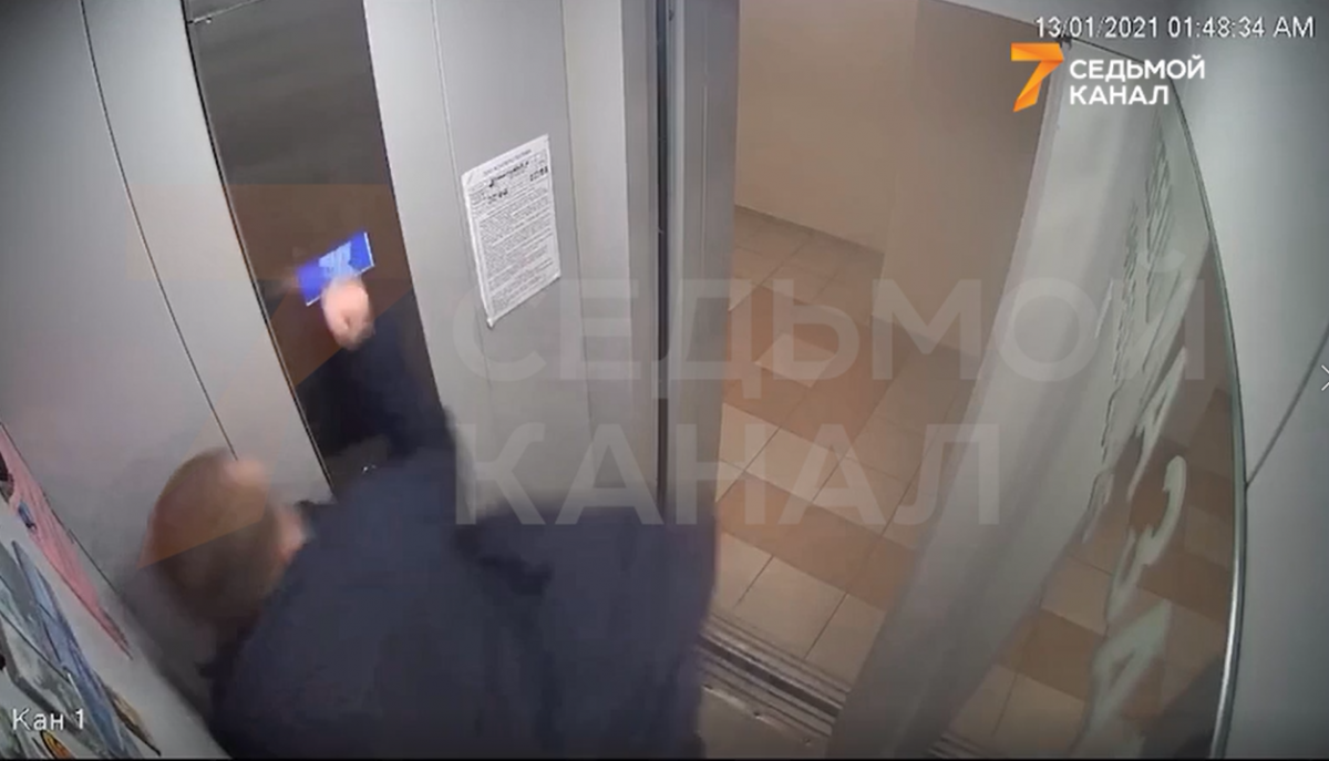30 июля красноярск. Разгромили лифт. Ломают лифт. Мужик вышел из лифта и он упал.