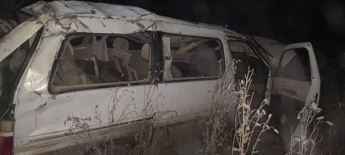 Семь человек не смогли выбраться из перевернувшегося на трассе под Красноярском автобуса