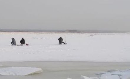 В Сухобузимском районе трое рыбаков застряли на льдине . Фото: служба спасения Красноярского края