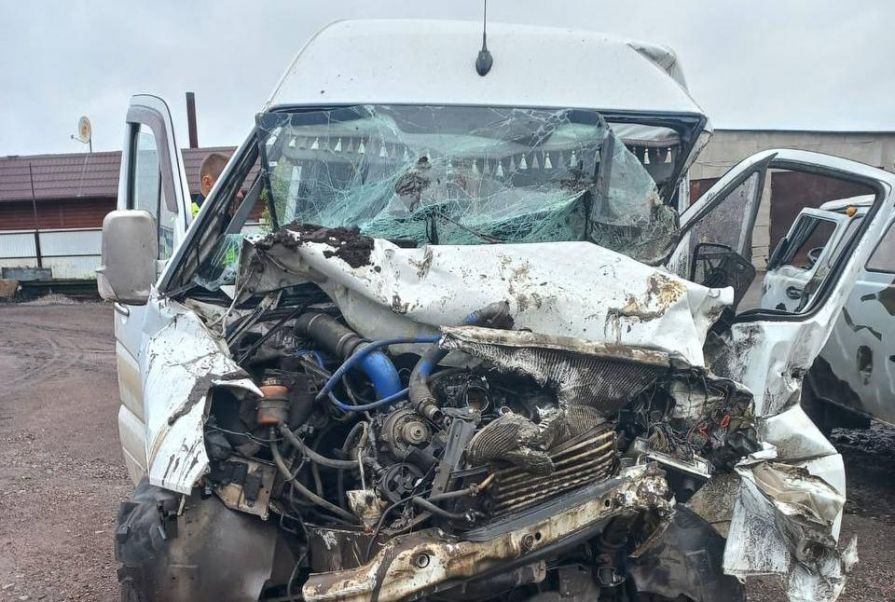 Пассажирский автобус врезался в трактор под Красноярском. Есть пострадавшие 