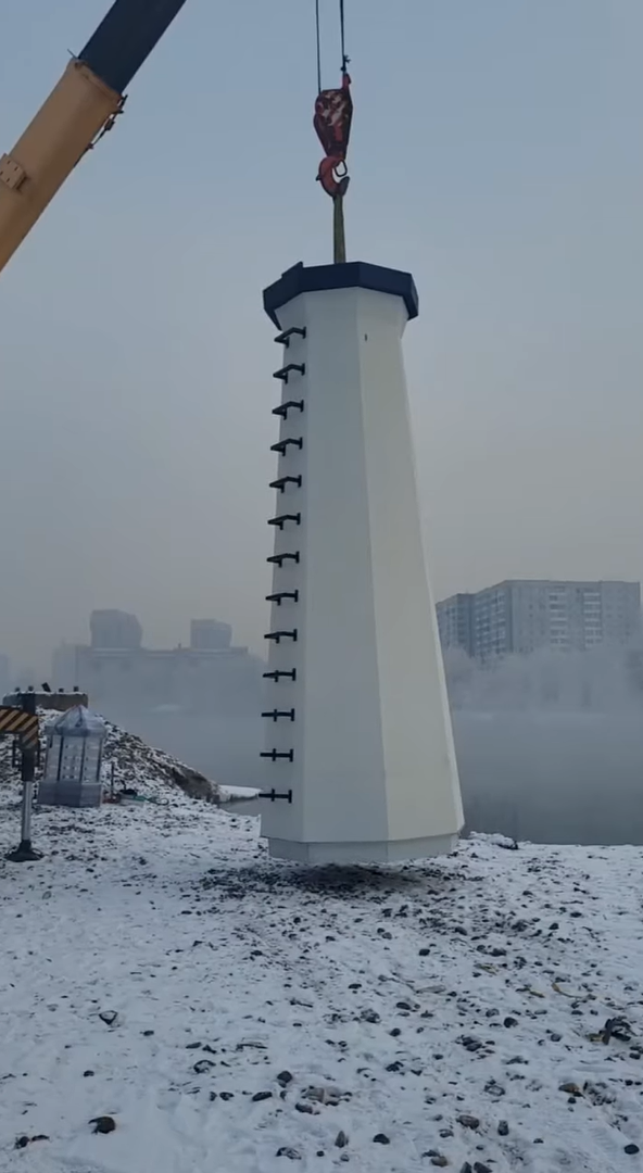 На острове Отдыха в Красноярске установили 10-метровый маяк
