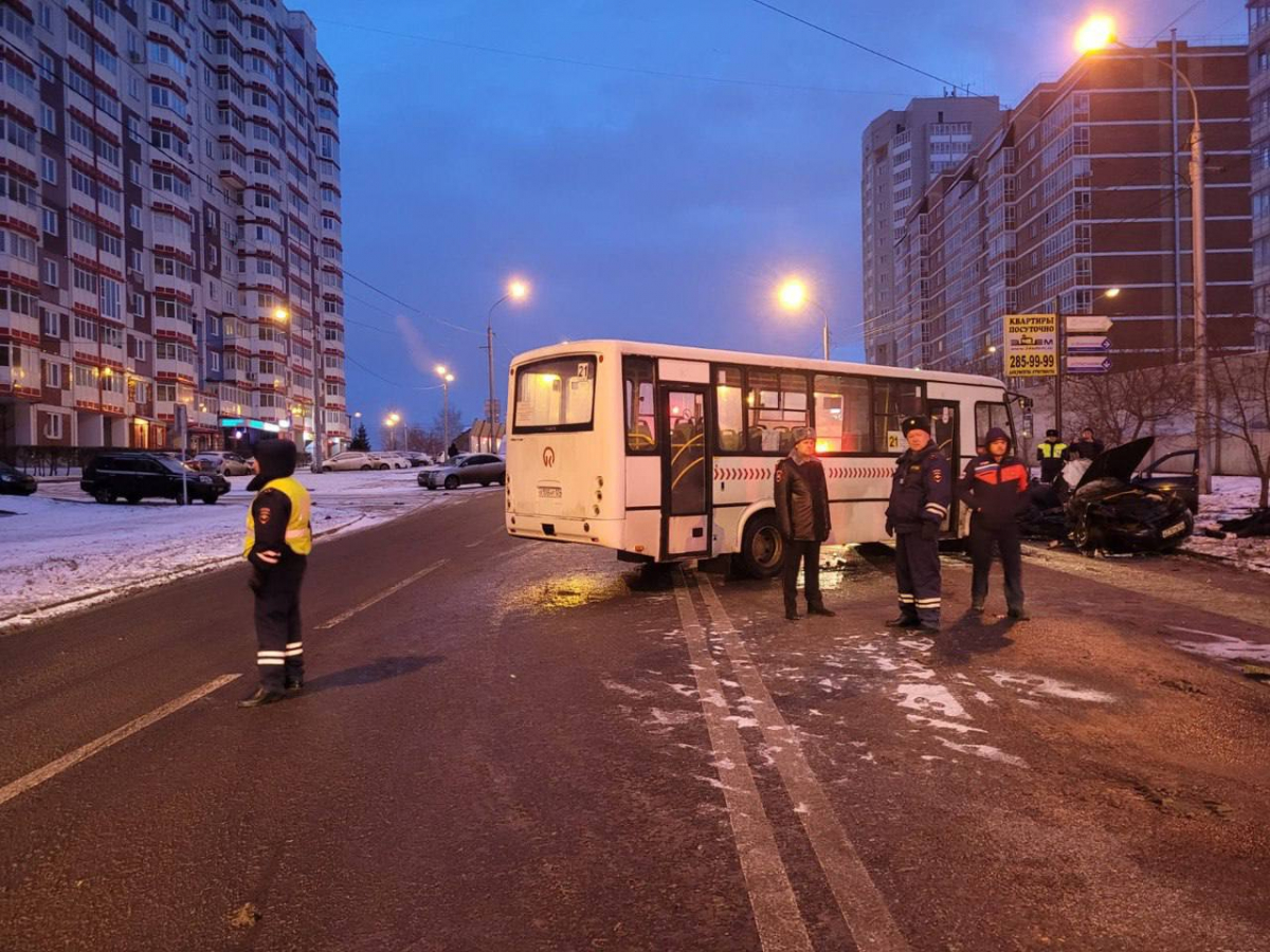 Единственный выживший в смертельной аварии на Чернышевского в Красноярске,  находится в реанимации | 05.11.2023 | Красноярск - БезФормата