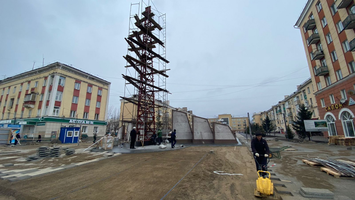 Дк 1 мая. Стелла город трудовой доблести Красноярск. Памятник трудовой доблести Красноярск. Набережная ДК 1 мая Красноярск. Стелла на ДК 1 мая Красноярск.