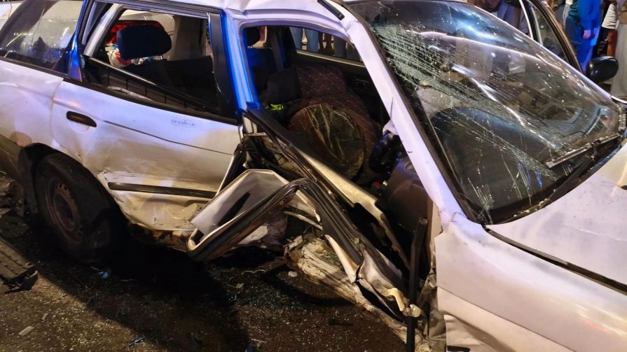 В Красноярске раненую девушку зажало в салоне разбитого авто