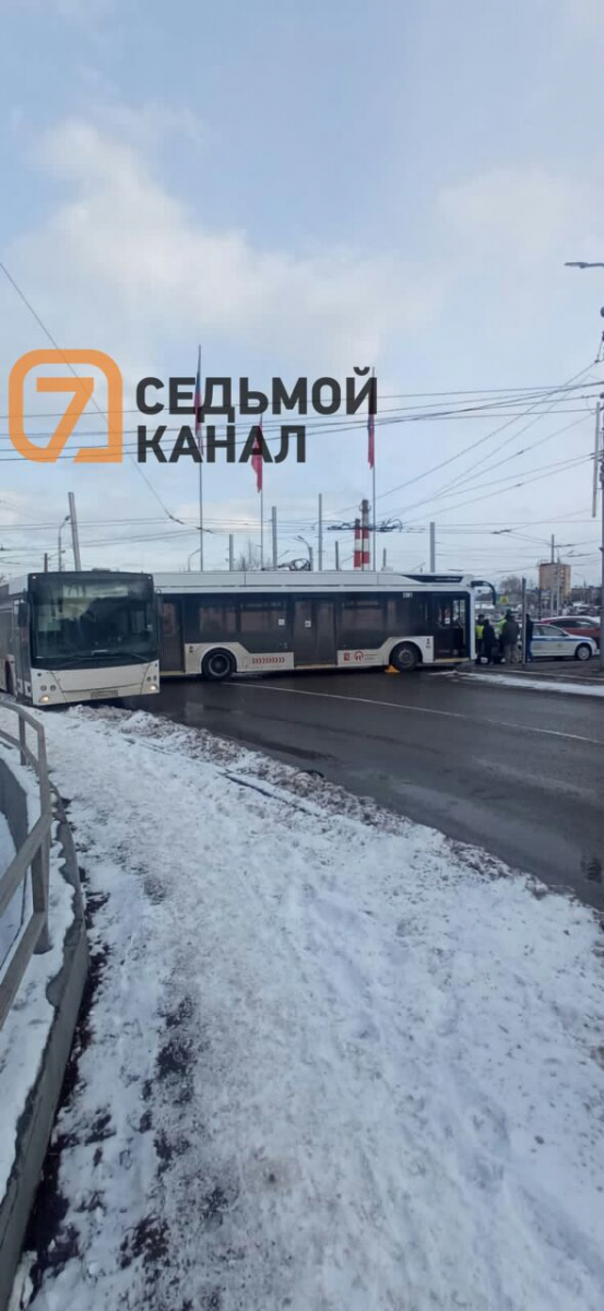 В Красноярске троллейбус №4 сломался и перегородил движение на кольце около мкрн Северо-Западный