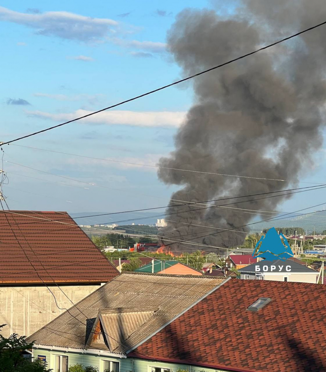В поселке Элита по Красноярском горит здание