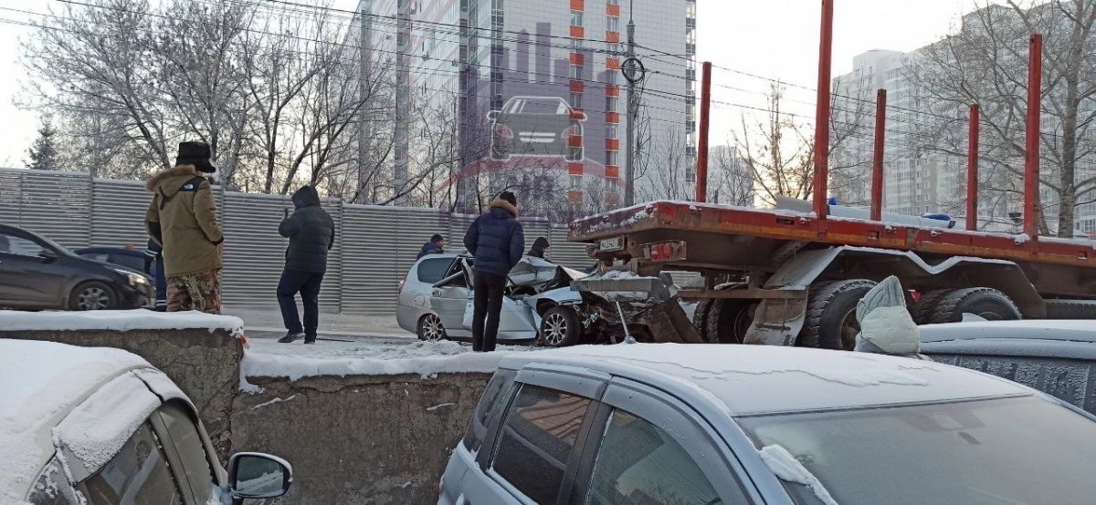 В Красноярске в ДТП на Лесопарковой погиб водитель «Лады Приора»