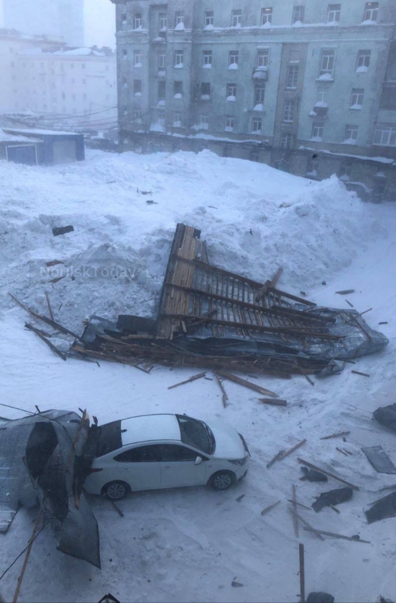 В Норильске сильный ветер сорвал крышу с жилого дома