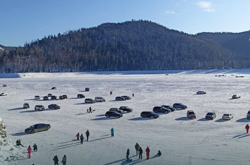 На льду Красноярского водохранилища отдыхающие устраивают опасную автопарковку