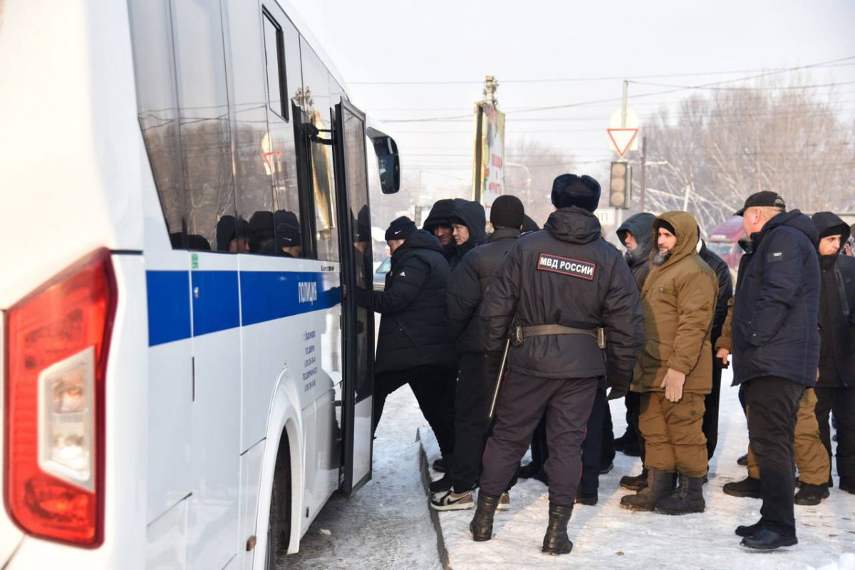 В Красноярске на рынке прошла облава: 13 мигрантам вручили повестки в