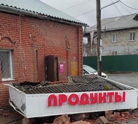 В городе Назарово продавца чудом не придавило упавшим козырьком магазина