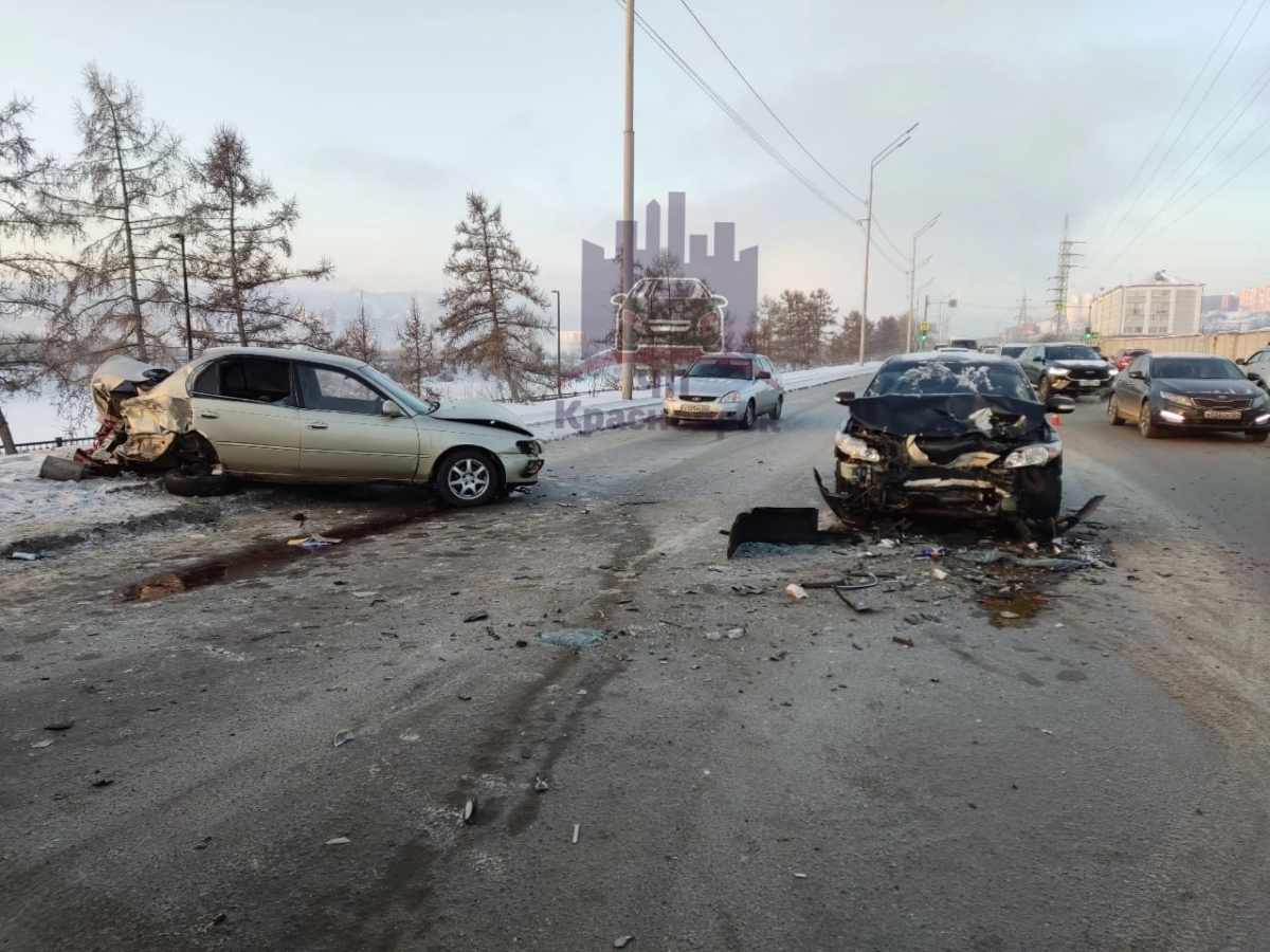 В Красноярске на Дубровинского столкнулись сразу три автомобиля — Новости  Красноярска на 7 канале