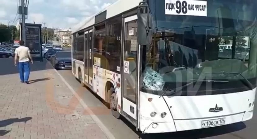В центре Красноярска автобус устроил ДТП с двумя иномарками – обошлось без пострадавших