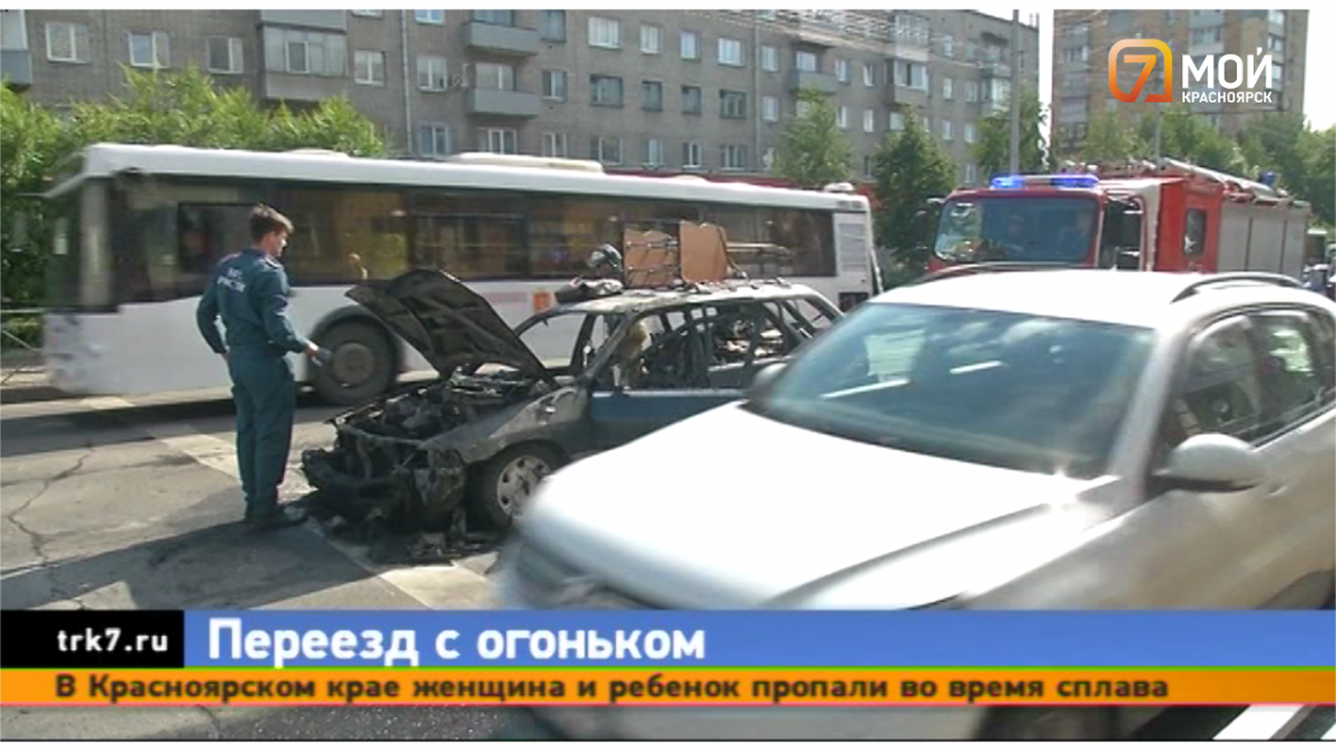 Из вспыхнувшего авто в центре Красноярска удалось спасти лишь гитары и тарелки