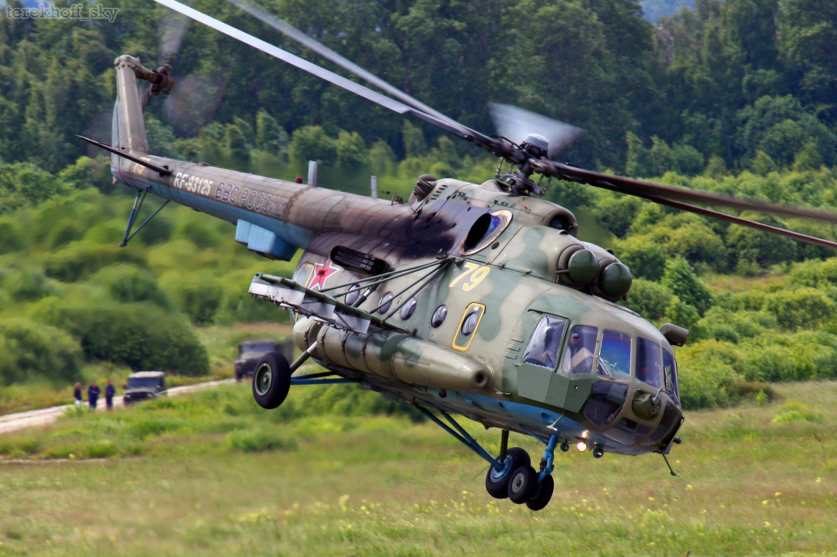 В Красноярском крае вертолет МИ-8 совершил экстренную посадку из-за двигателя