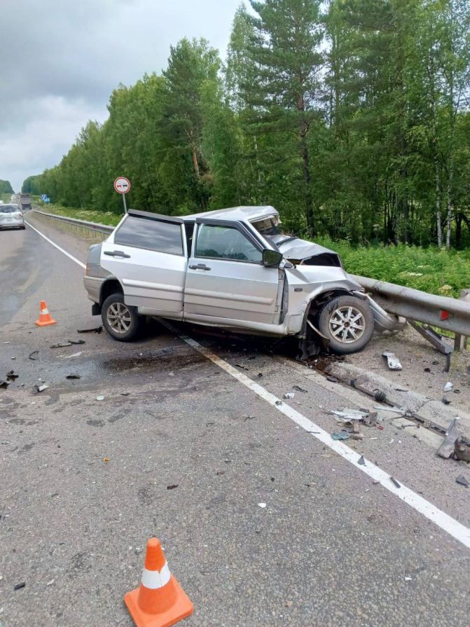 ВАЗ с 20-летним водителем смяло в смертельном ДТП на юге Красноярского края
