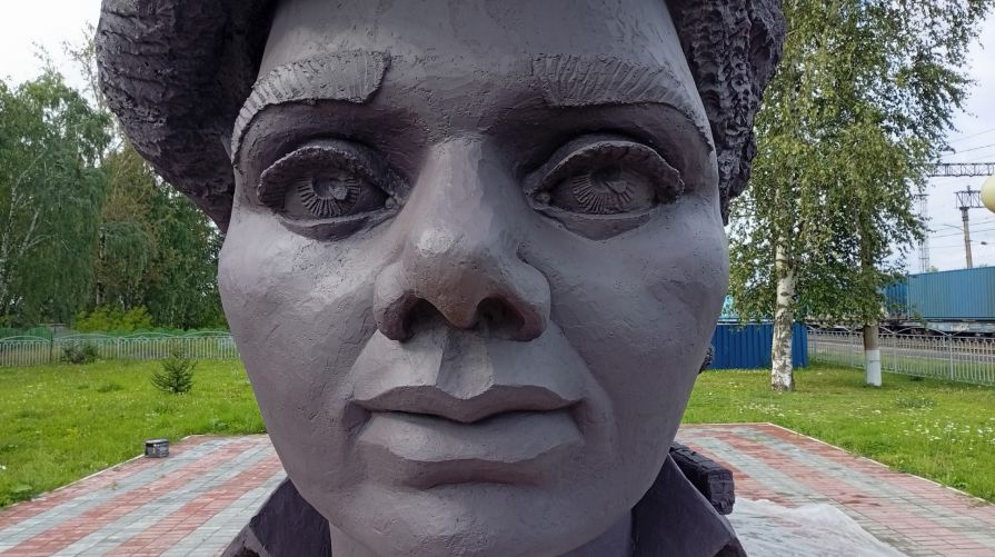 В Красноярском крае создали скульптуру Тайги на железных путях