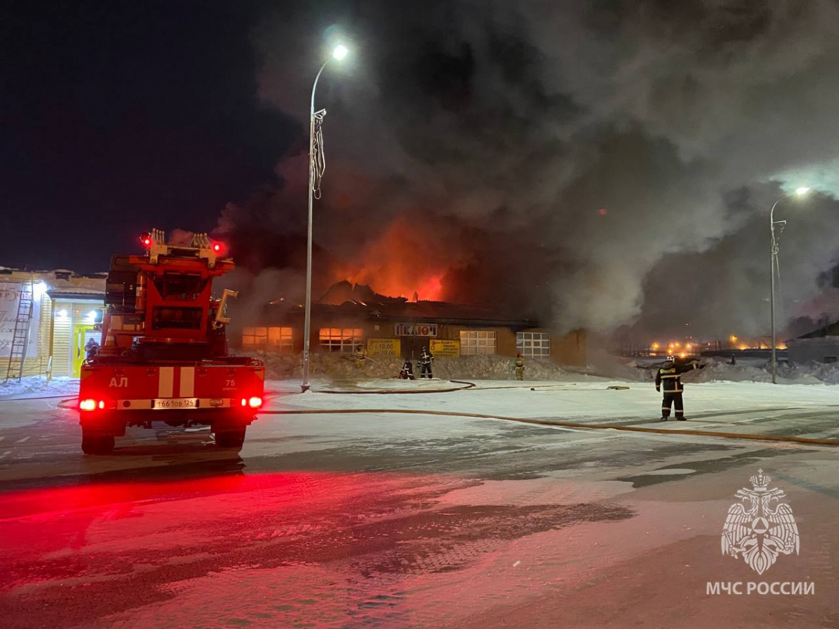 На севере Красноярского края ночью 26 января загорелся магазин 