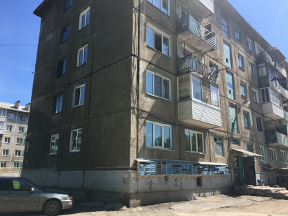 В Ачинске 7-летний ребёнок выпал из окна общежития. Фото: СК