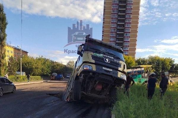 Причиной провала в Красноярске грузовика под землю стала ошибка застройщика