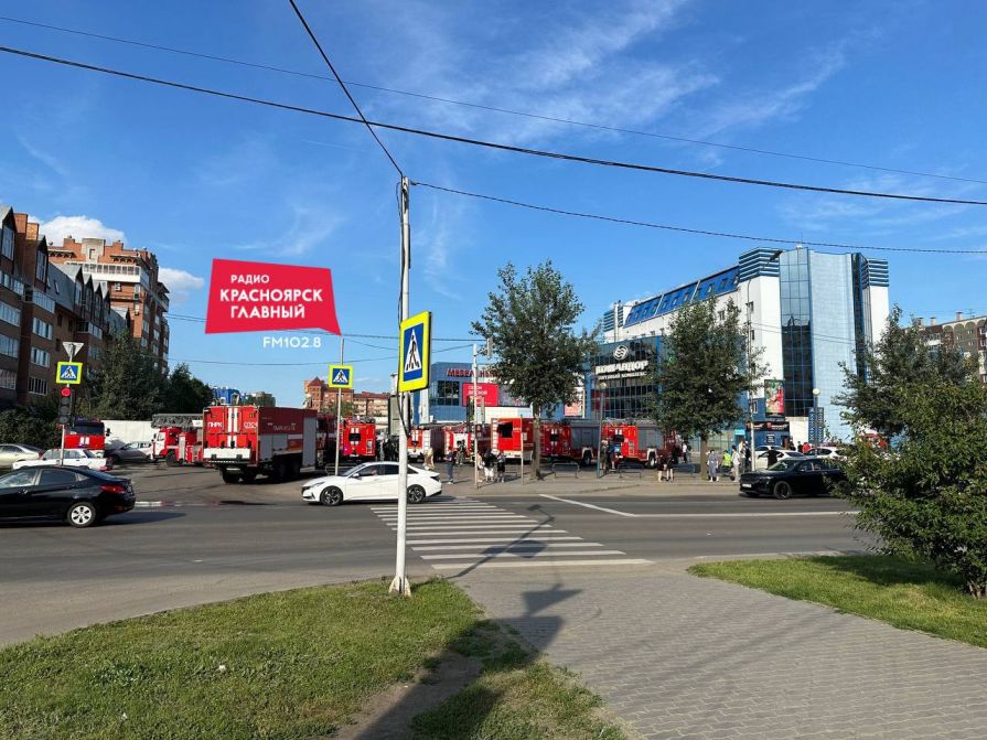Из-за пожара 150 человек эвакуировали из красноярского ТК «Командор»