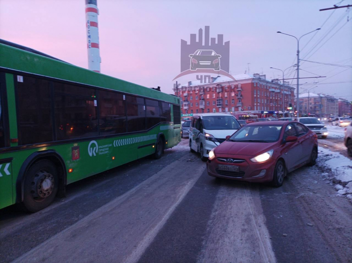 В Красноярске в районе Аэрокосмического университета произошло ДТП с участием автобуса и двух автомобилей 