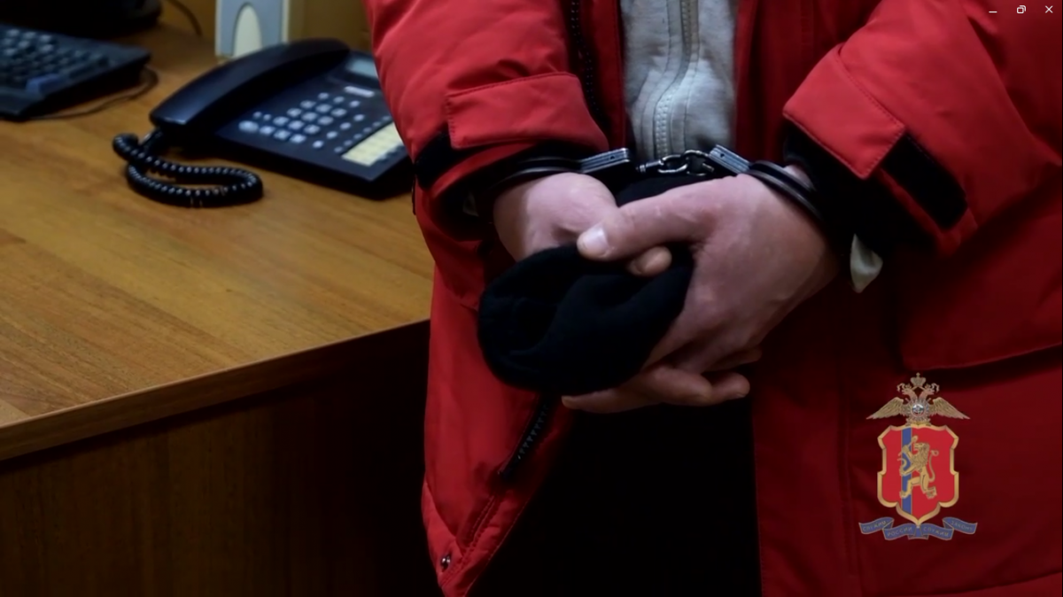 В Красноярске задержали курьера мошенников, который забрал деньги у 10 пенсионеров
