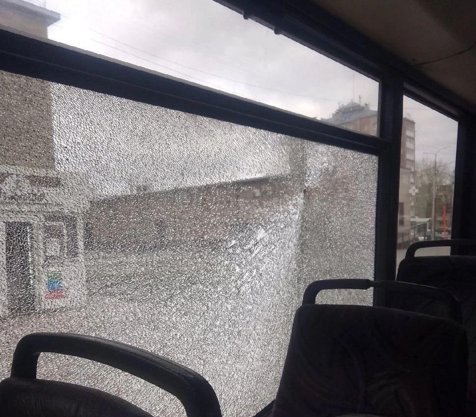 В окне автобуса поплыл. Автобус Ачинск. Выстрел из пневматики в стекло окна. Расстреляли маршрутку. Стрельба по окнам в Ачинске.
