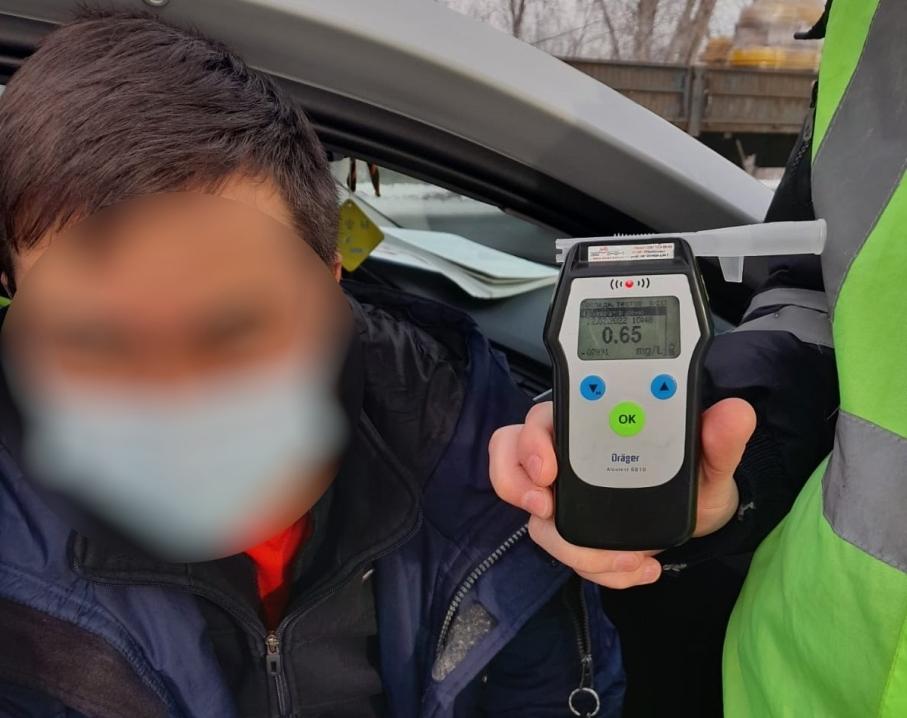 В Красноярске автоинспекторы задержали нетрезвого таксиста, перевозившего пассажира