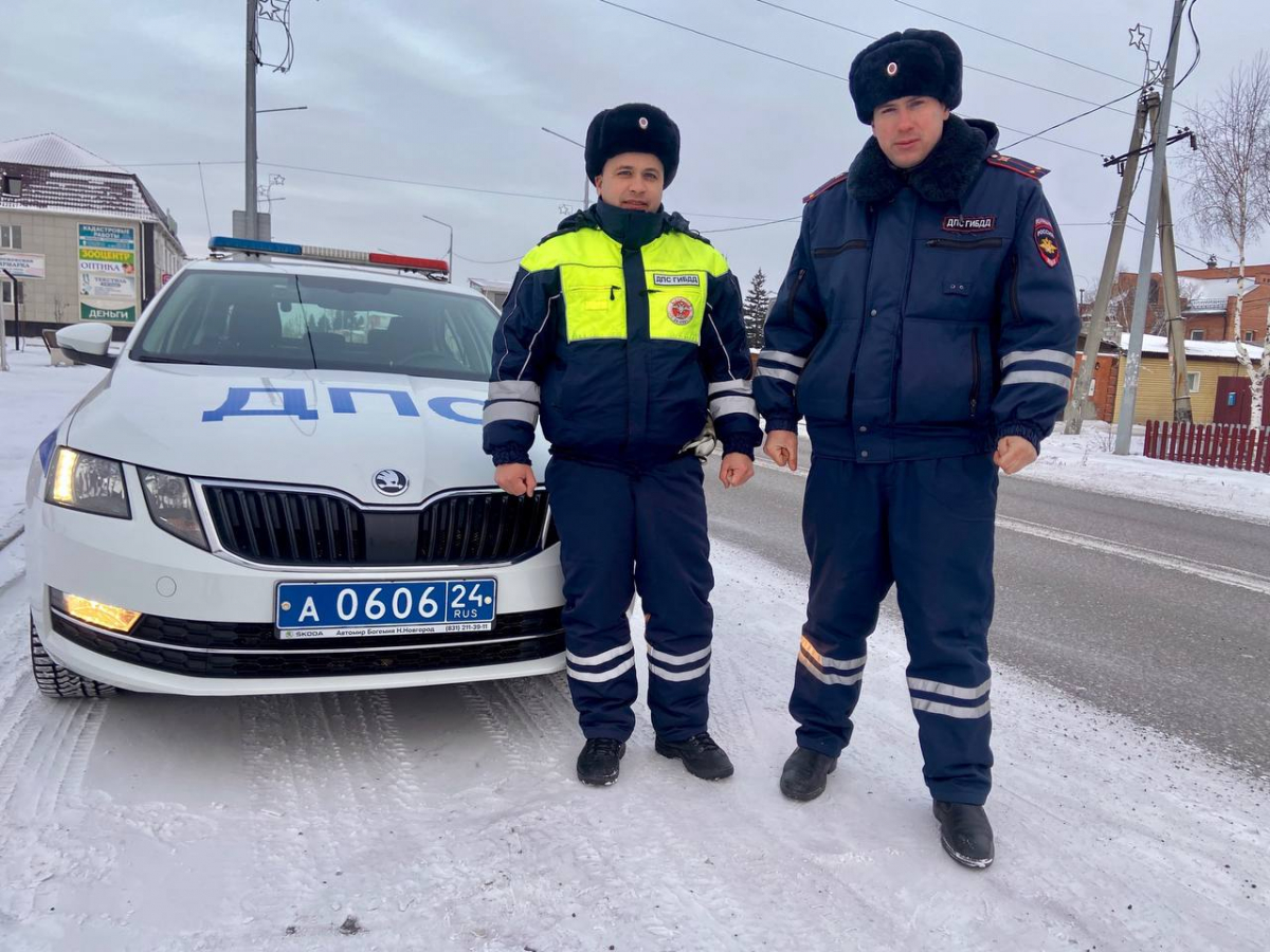 Под Красноярском полицейские спасли замерзающего водителя в машине без топлива