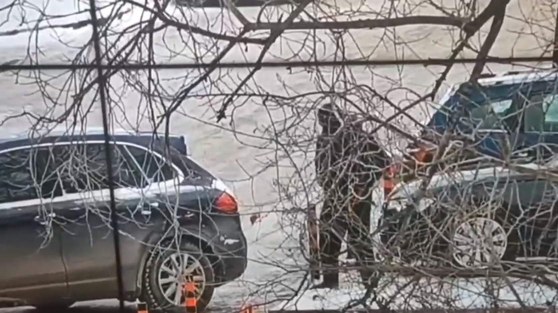 В Красноярске водителя Porsche оштрафуют за повреждение платной парковки