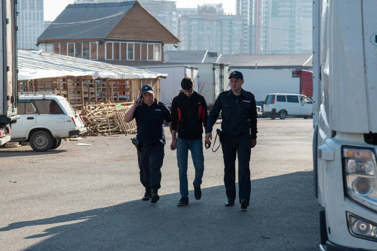 Забор генетического материала и 2 уголовных дела - результаты полицейской проверки на Южном рынке Красноярска